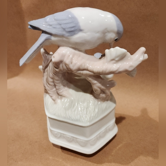 Vintage 1970's bluebirds music box. - Picture 3 of 3